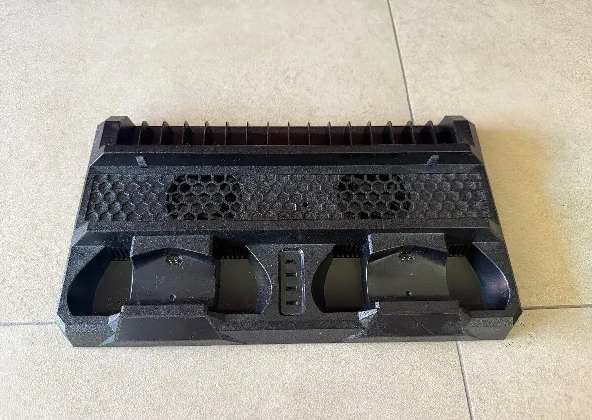 Vertikální nabíjecí USB stojan s aktivním chlazením pro PS4