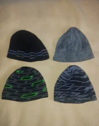 4 čepice + vánoční čepice