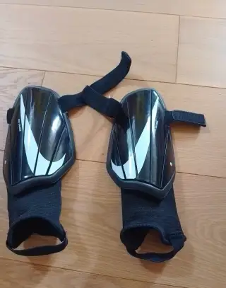 Fotbalové chrániče holení zn. NIke
