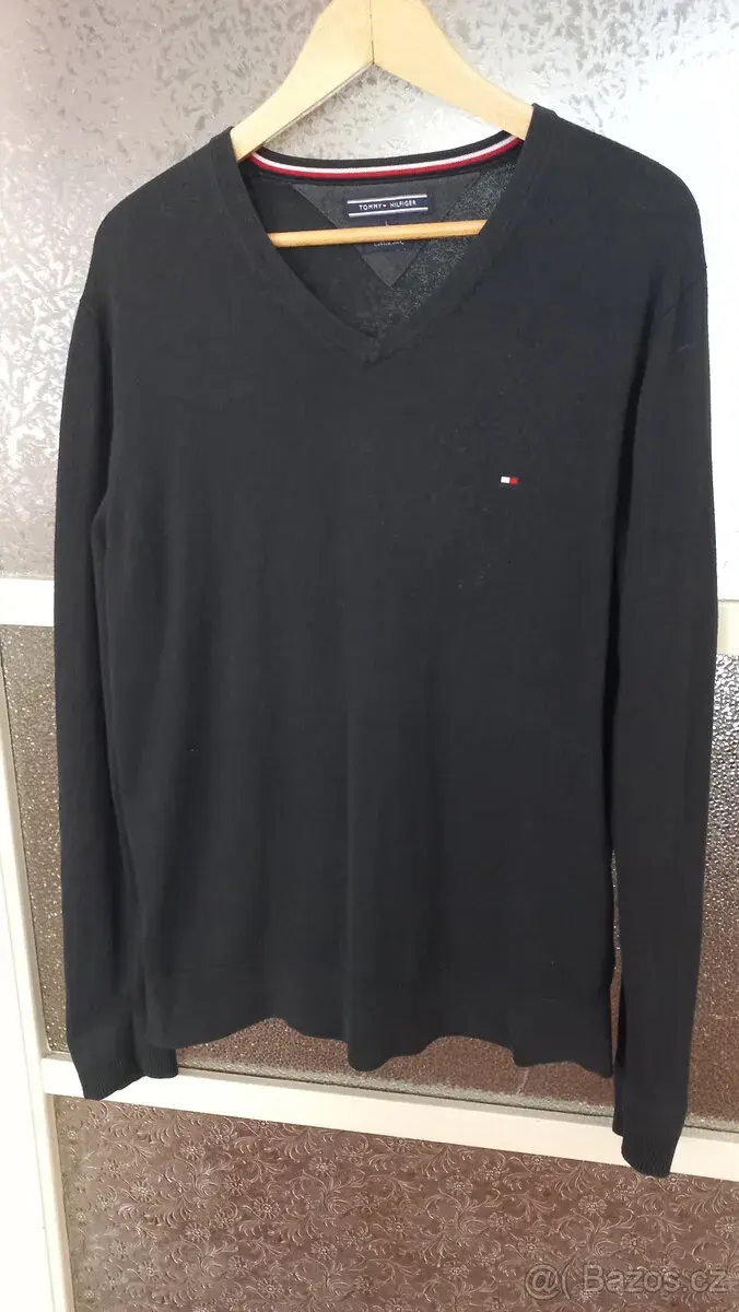 svetr černý TOMMY HILFIGER velikost L