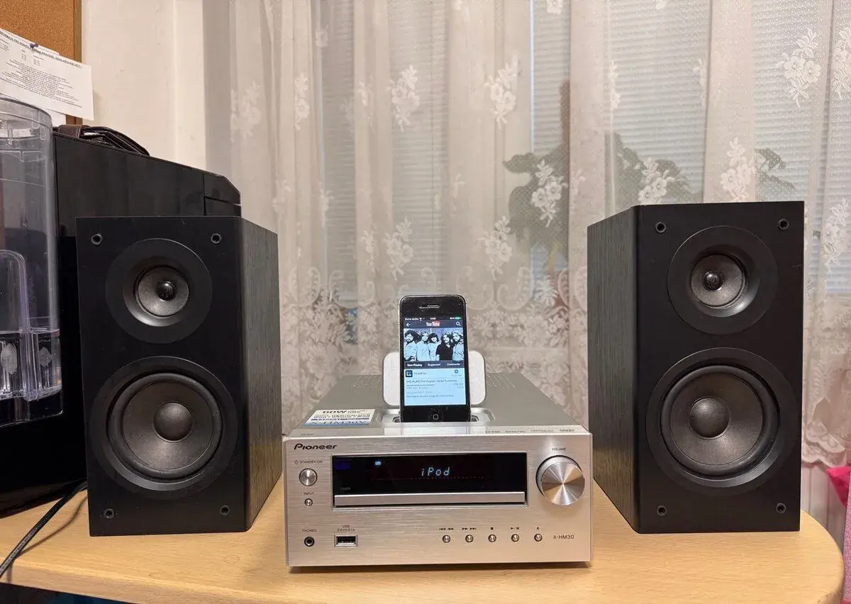 Pioneer X-HM30V + repro + iPhone 4