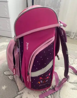 Dětskou aktovku pro první třídu, značky Oxybag.