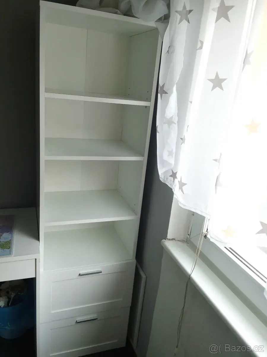 Knihovna regál