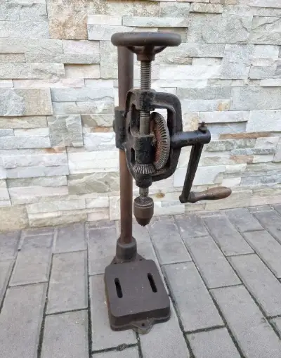 Stará ruční vrtačka