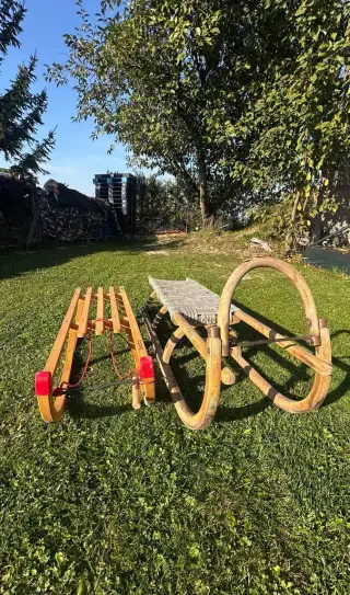 2x sáňky