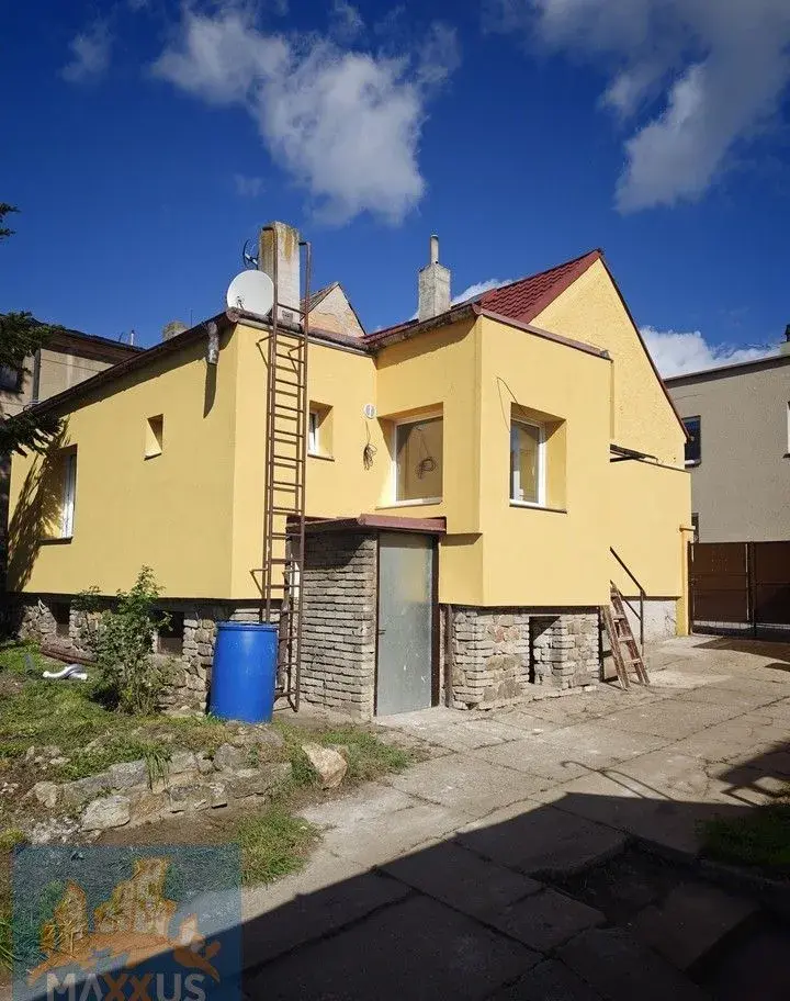 Rodinný dům 2+1 s garáží a pozemkem 1 300 m², Praha-západ -