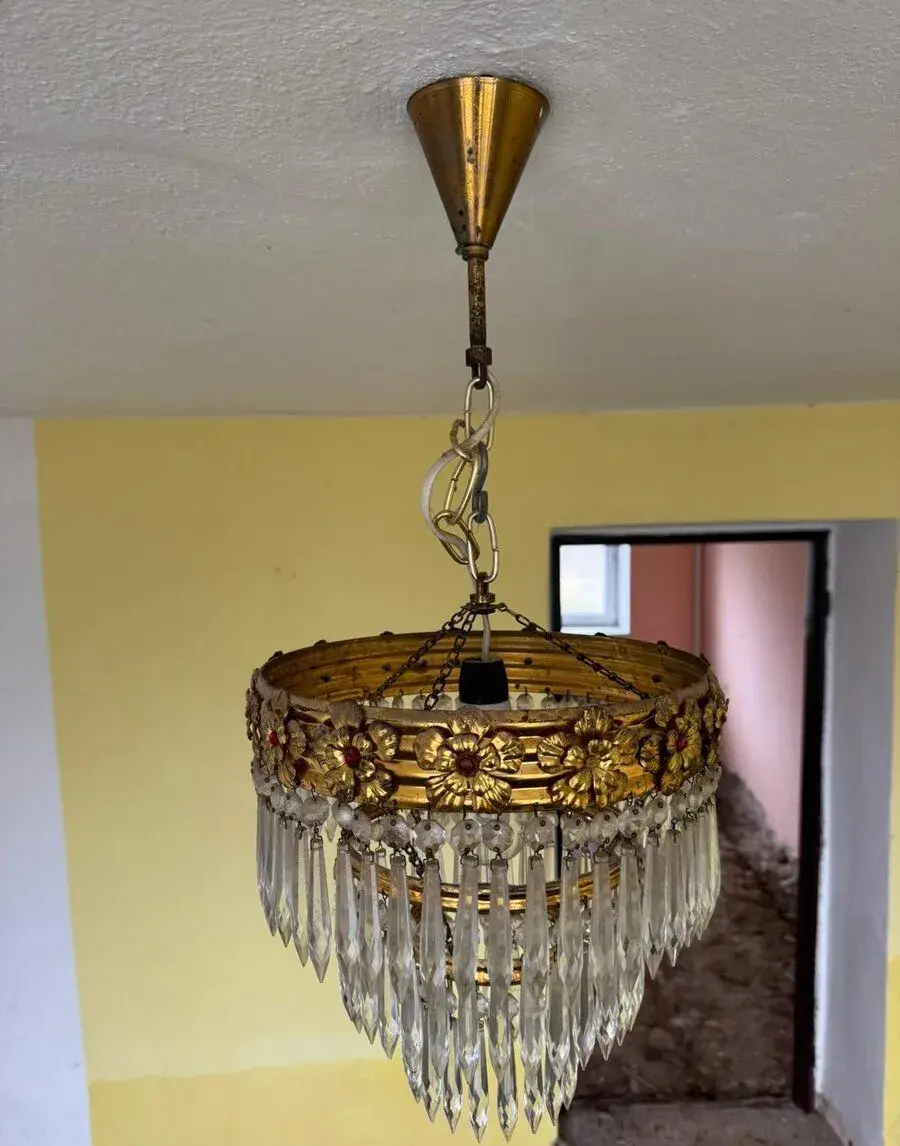 Starý křišťálový lustr
