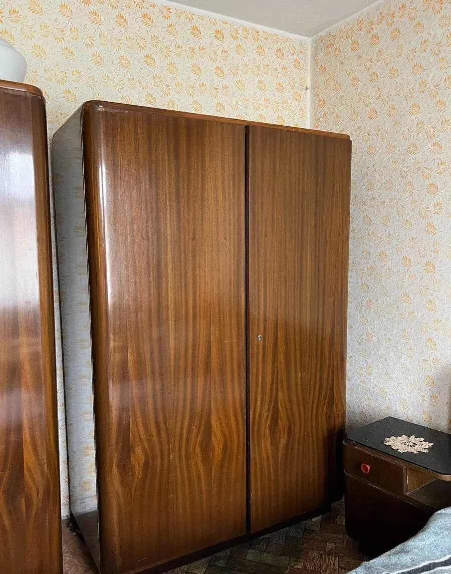 Retro dvoudveřová šatní skříň