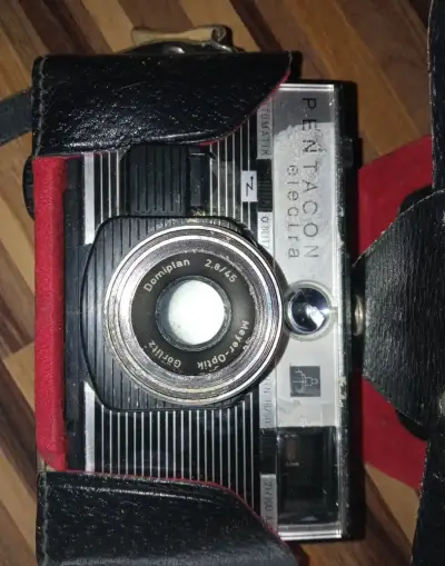 Starý fotoaparát, foťák Pentacon electra