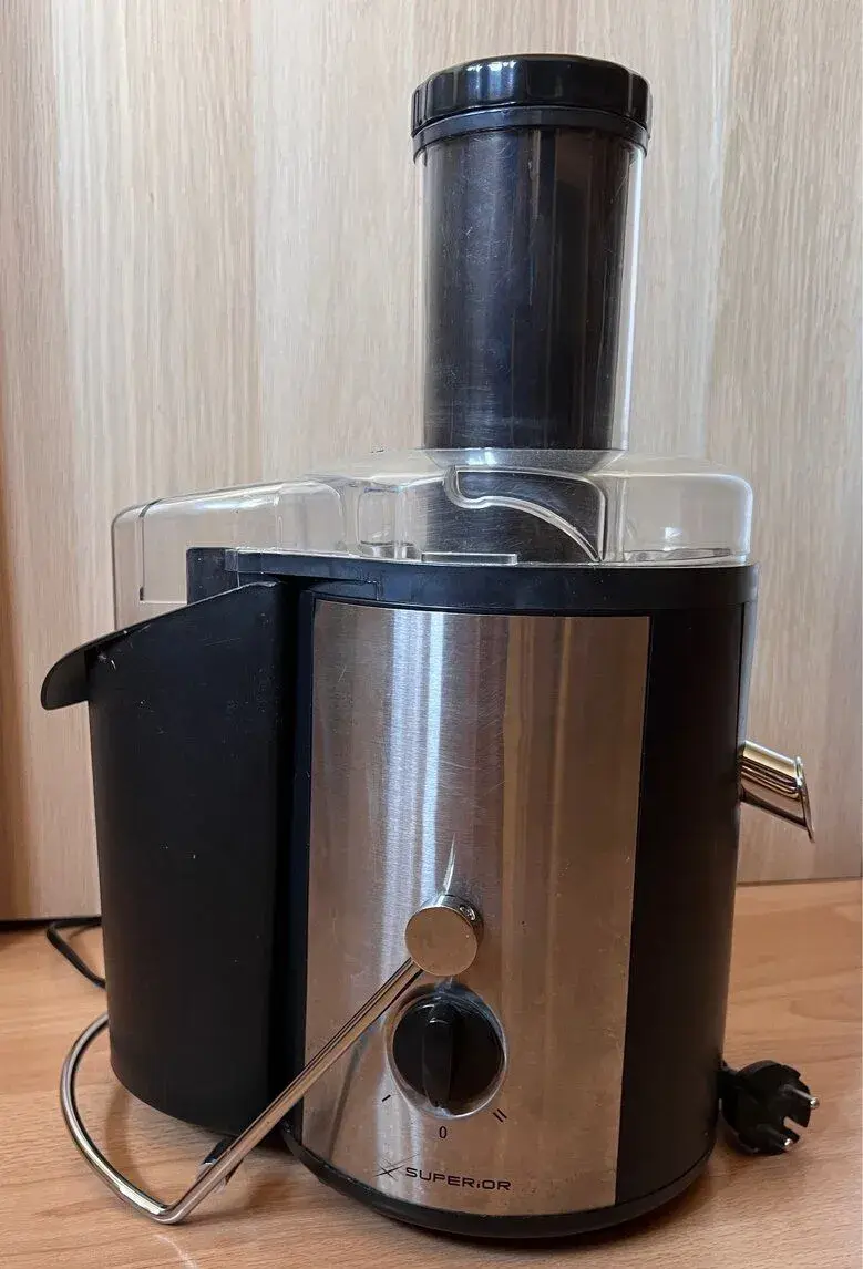Nevyužívaný odšťavňovač 700W
