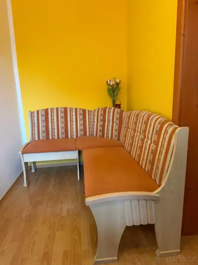 Rohová jídelní sestava – lavice + stůl + 2 židle