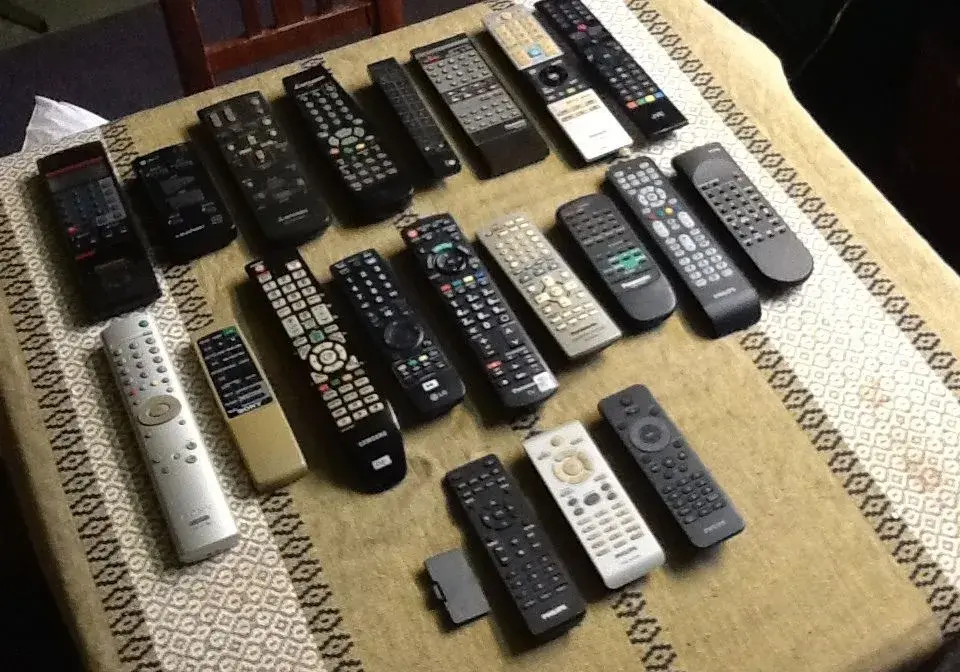 20 ks originál dálkové ovladače audio-tv-video-Na prodej: