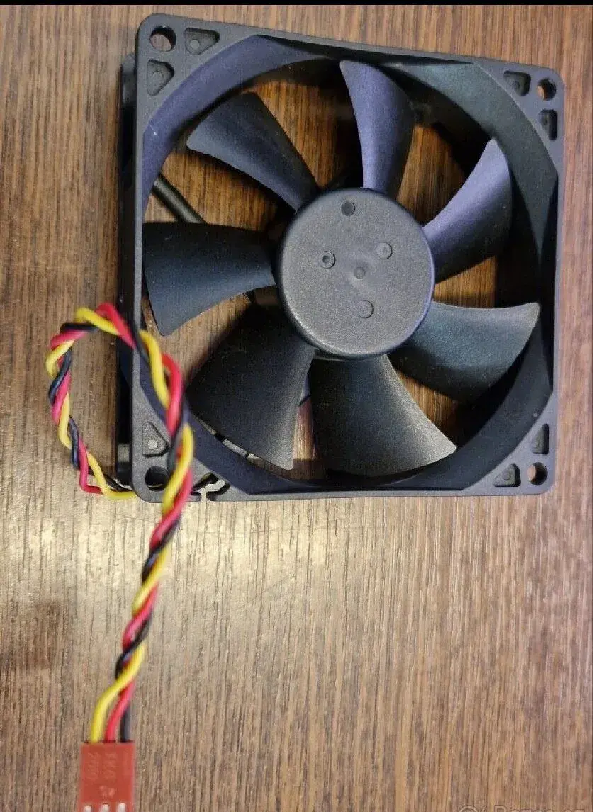 Ventilátory k PC 12V a rozdvojka napájení ventilátorů