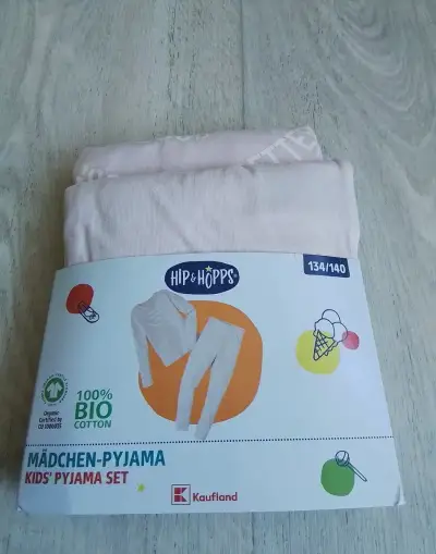 Nové dívčí pyžamo 134/140