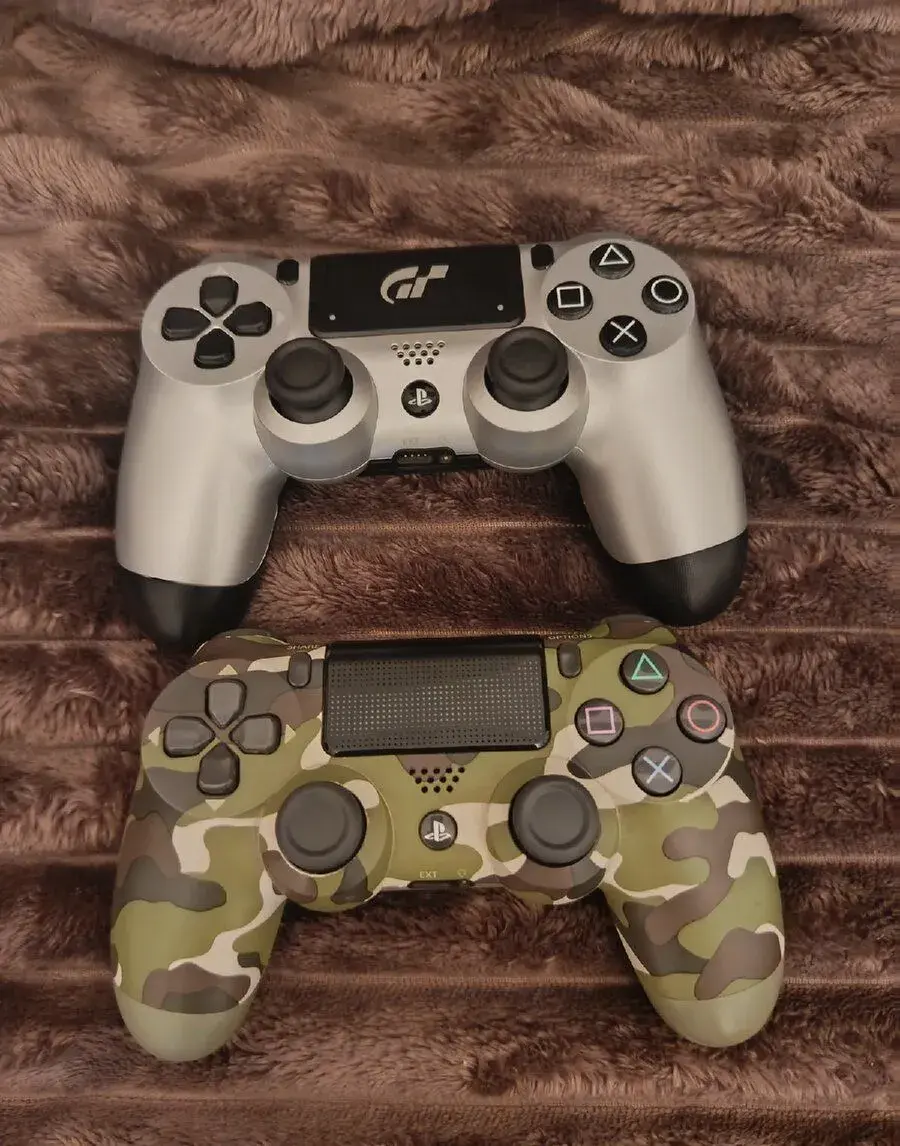 PS4 ovladač V2 originál. cena 900kc. Kus.