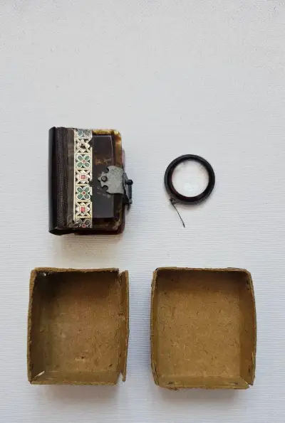 Miniaturní KORÁN s lupou a krabičkou – J. Steinbrener