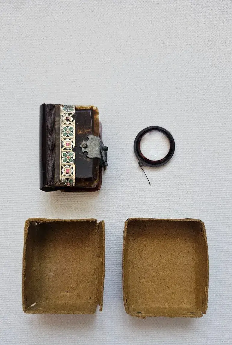 Miniaturní KORÁN s lupou a krabičkou – J. Steinbrener