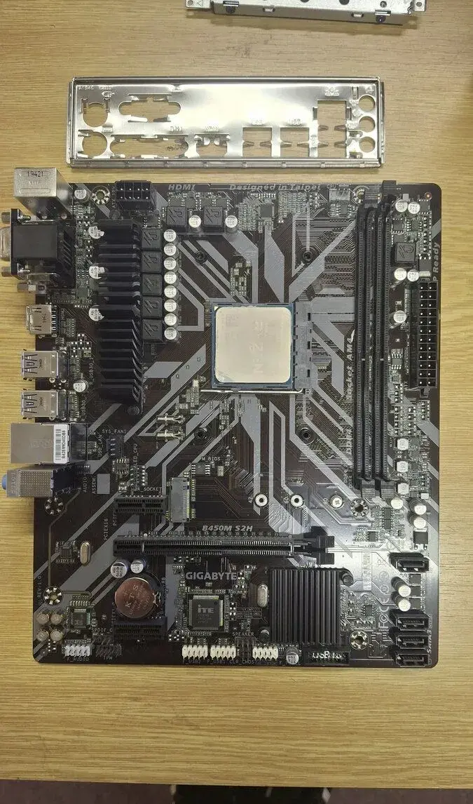 GIGABYTE B450M S2H + Ryzen 3 2200G – plně funkční