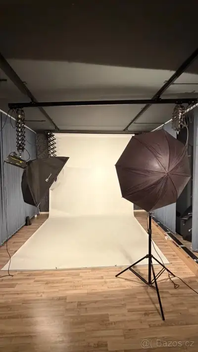 Stropní pantograf pro 4 studiová světla