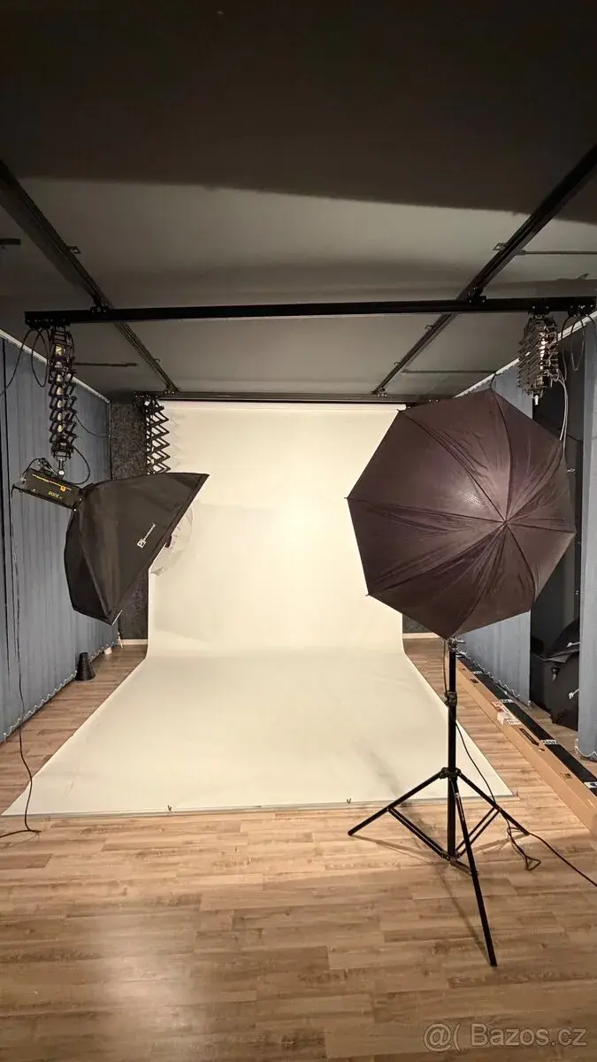 Stropní pantograf pro 4 studiová světla