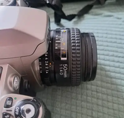 Nikon F80 + Nikon AF Nikkor 50mm 1:1.14 D + blesk Nikon