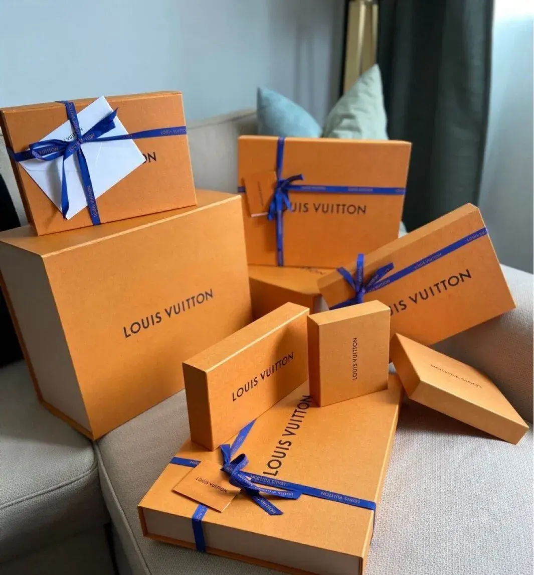 Louis Vuitton. Krabice a tasky a vaky