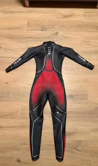 HUUB Brownlee Agilis Red – závodní neopren ML – 7 990 Kč