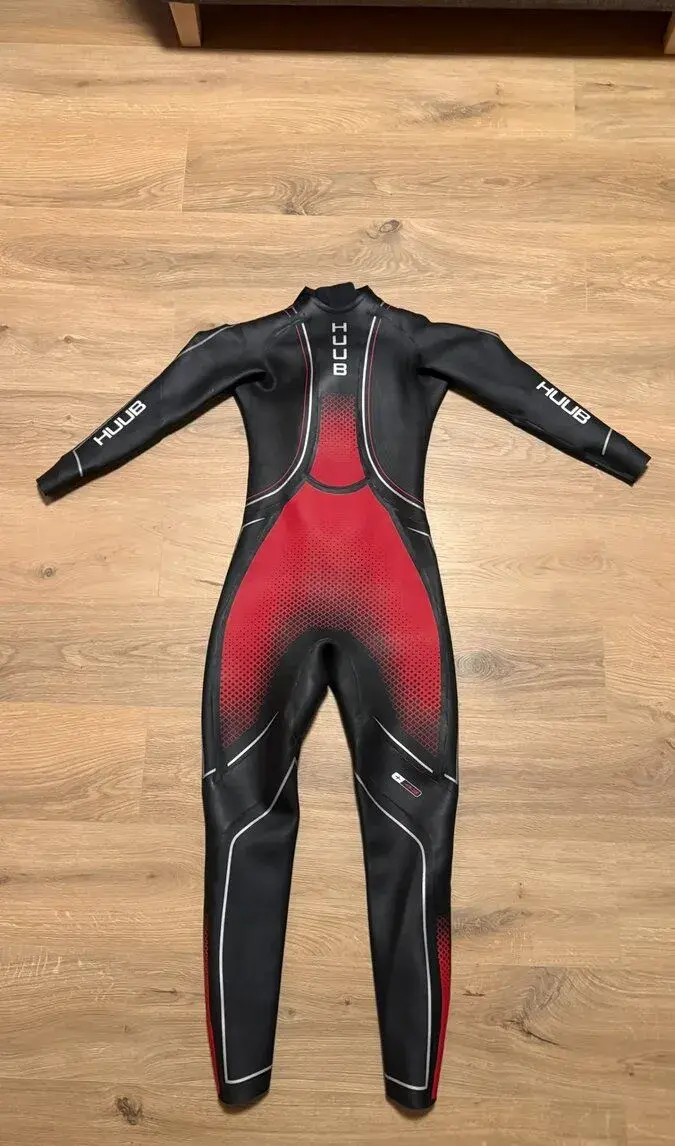 HUUB Brownlee Agilis Red – závodní neopren ML – 7 990 Kč