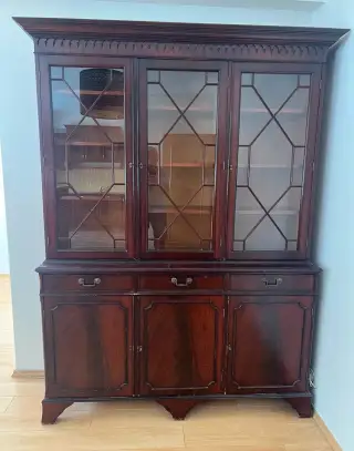 Rustikální masivní knihovna