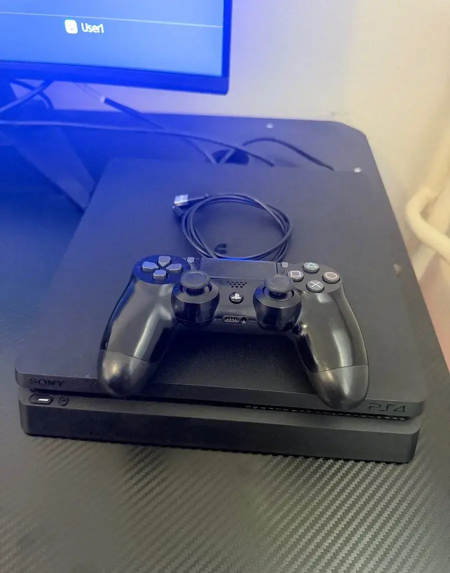 Sony PlayStation 4 Slim 1TB + ovladač | Záruka 12 měsíců