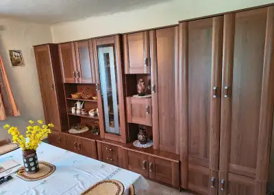 Starší obývací stěnu