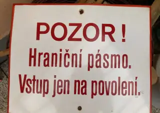 Cedule smaltovaná stará Pozor Hraniční pásmo 2.500 kč