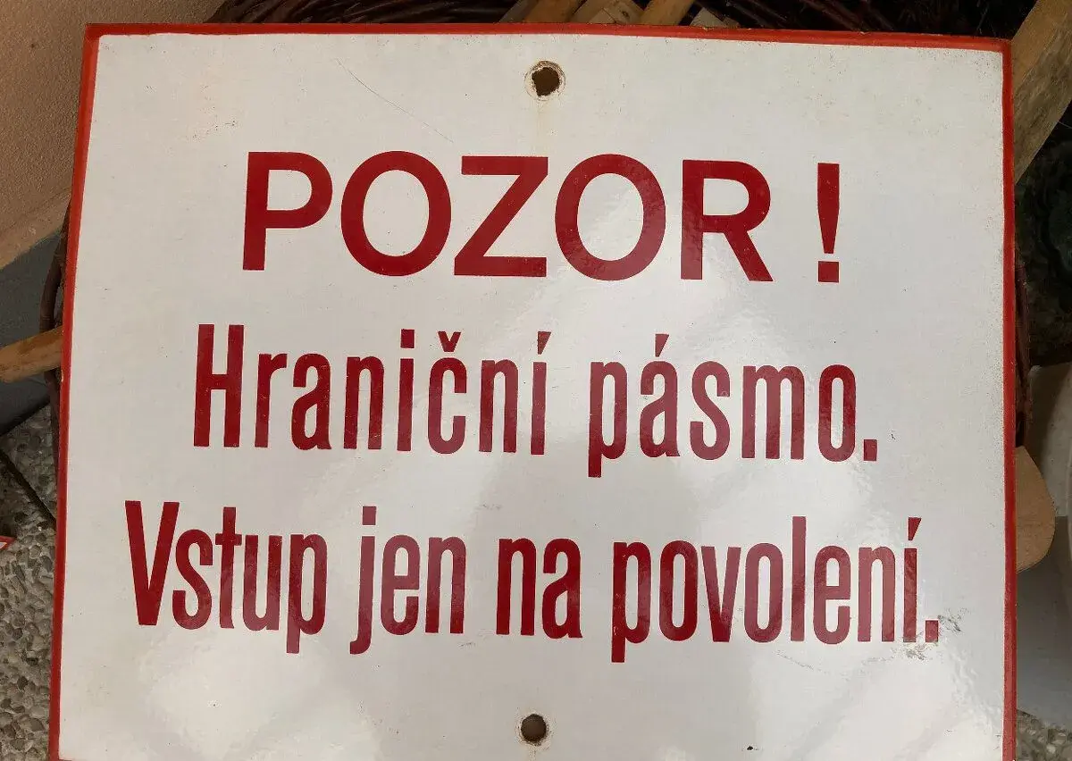 Cedule smaltovaná stará Pozor Hraniční pásmo 2.500 kč