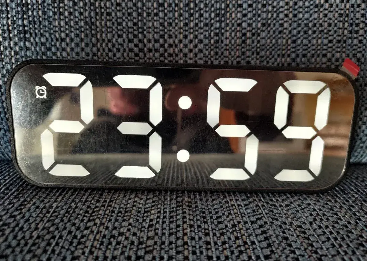 Digitální hodiny s rádiem