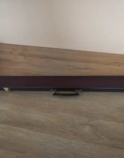 Kulečníkové tágo v kufříku.