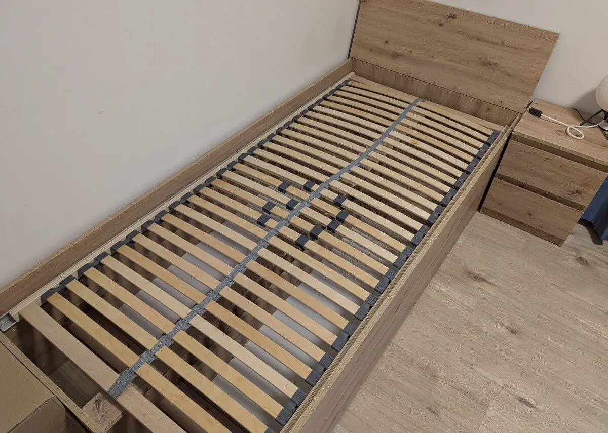Postel 90x200 s uložným prostorem a nočním stolkem