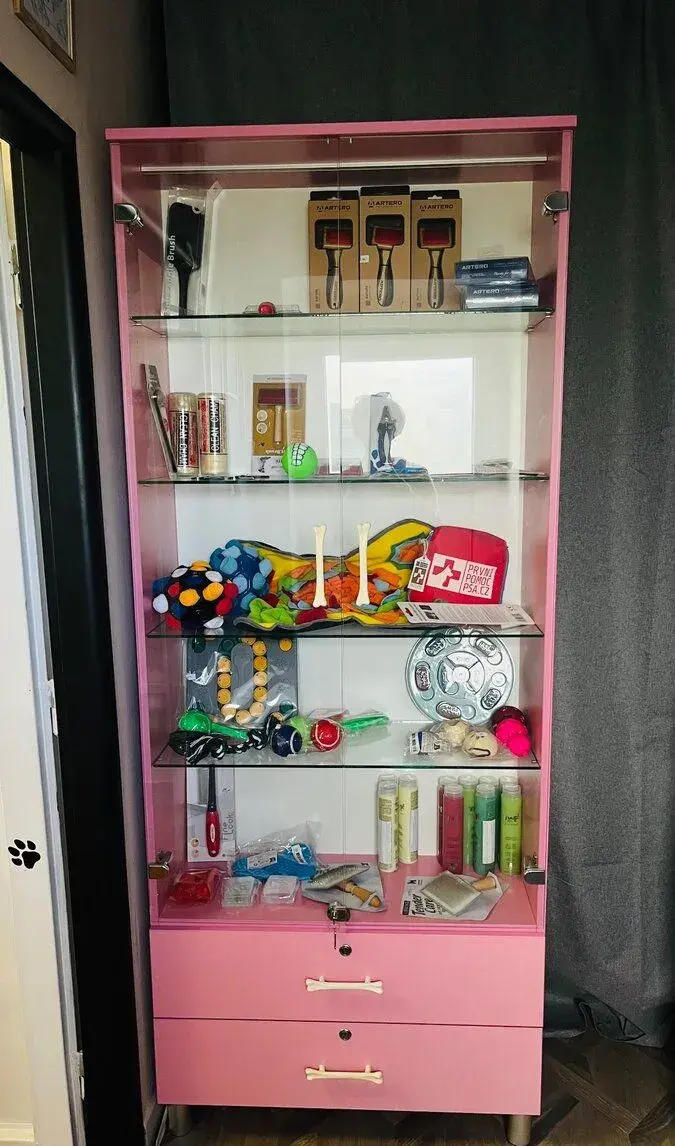 Vitrína do psího salonu/chovatelských potřeb
