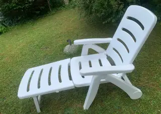 Plastikové zahradní lehatko