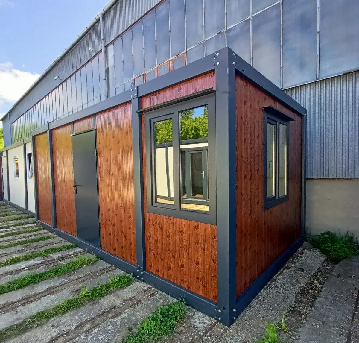 Kontejner o rozměru 3 x 6 m jako zázemí na zahradu