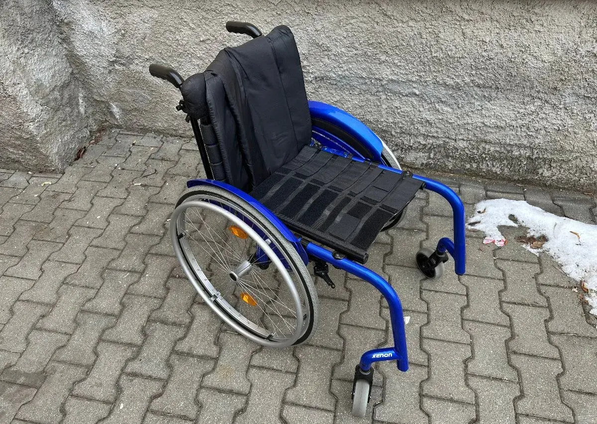 Invalidní vozík odlehčený, modrý, bez podnoží