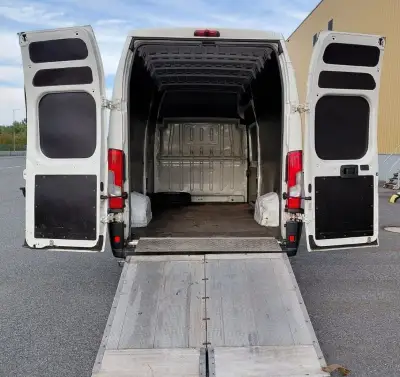K pronájmu dodávka Peugeot L4H3 s nákladovou rampou