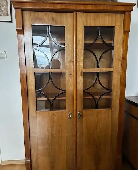 Elegantní prosklená knihovna vitrína biedermeier