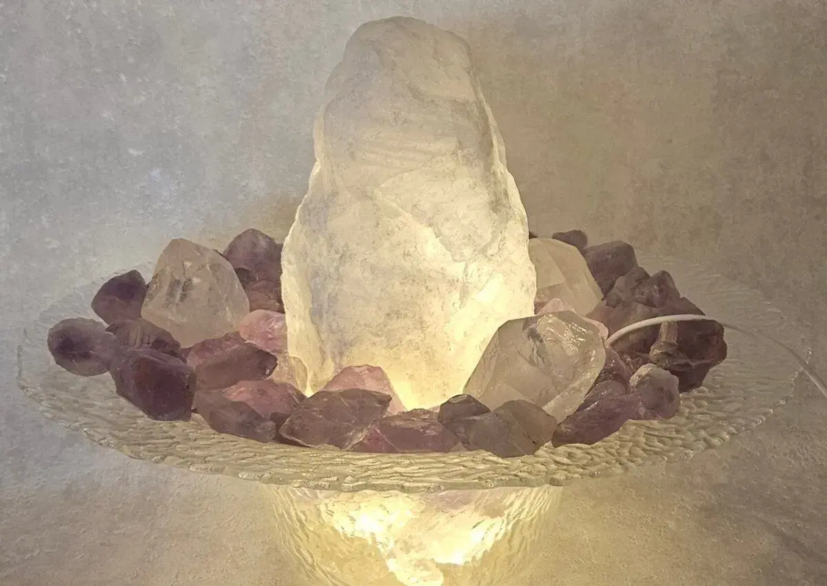 Fontána z minerálů - křišťál, ametyst, růženín, citrín
