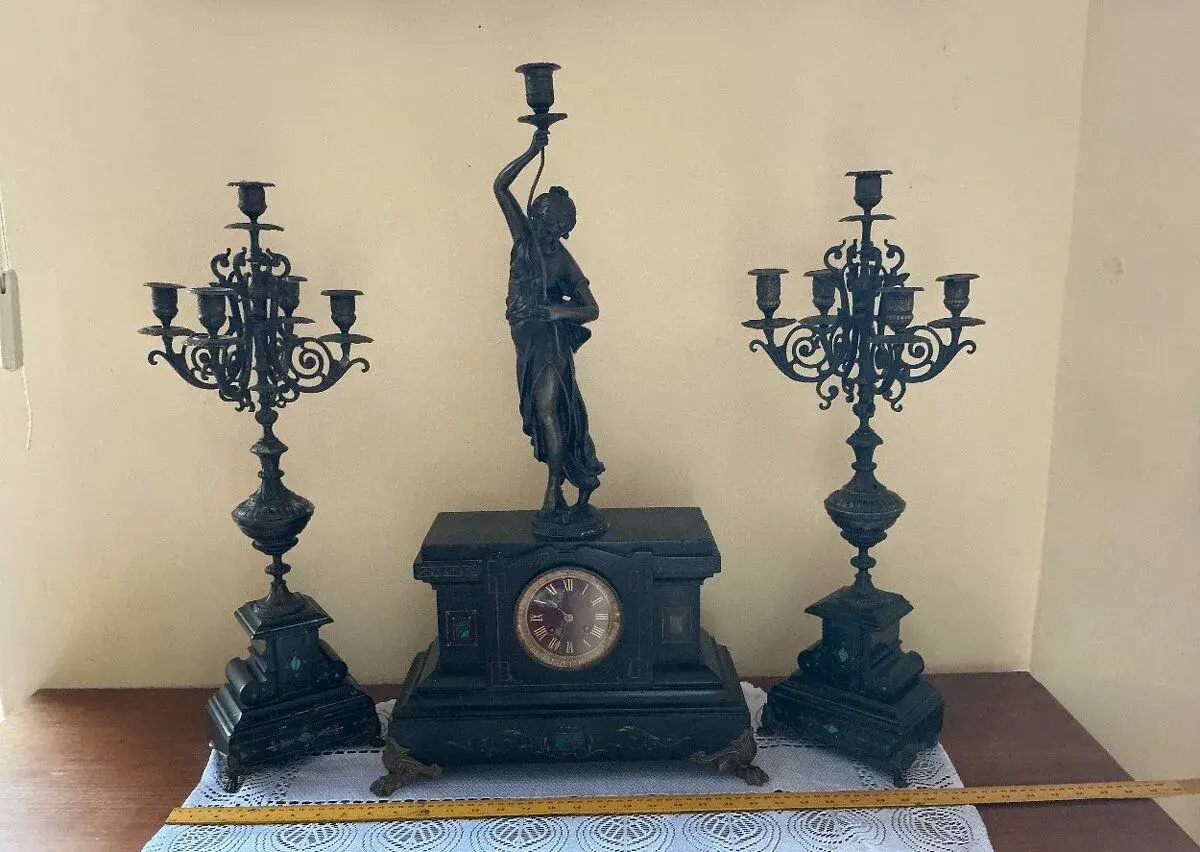 Monumentální starožitná krbová souprava – hodiny s plastikou