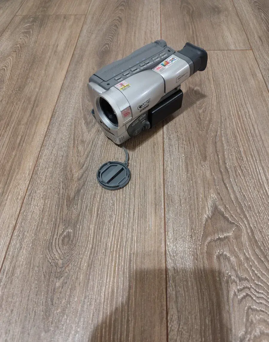 Retro videokamera Canon G1000 s příslušenstvím
