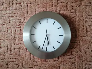Nástěnné hodiny