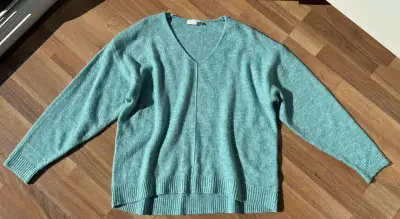 Svetr s výstřihem do V, zn. H&M, vel. M/L