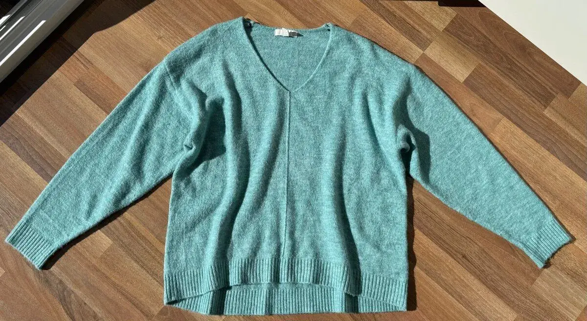 Svetr s výstřihem do V, zn. H&M, vel. M/L