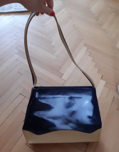 Modrá lakovaná kabelka Pierre Cardin