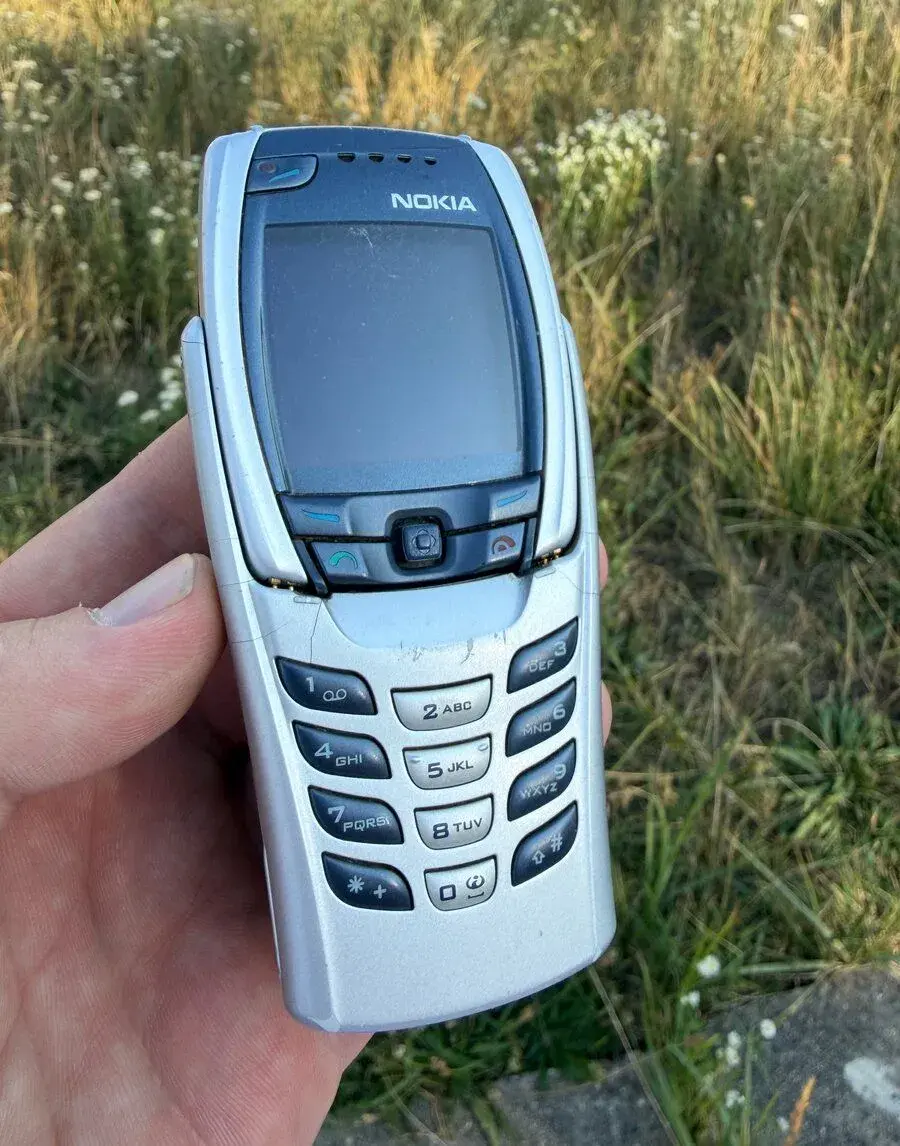 Telefon s QWERTY klávesnicí Nokia 6800 NHL-6